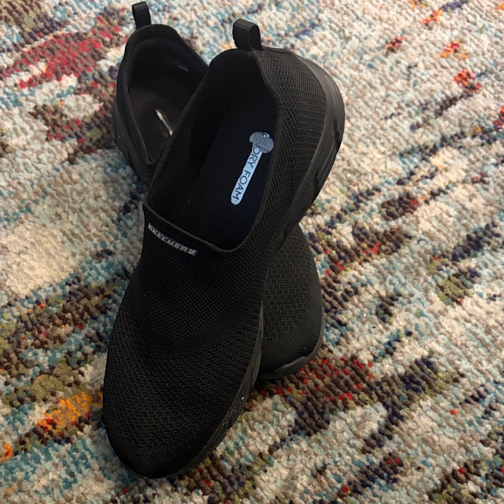 Skechers Women’s Black Slip-On Walking Sneakers (Dry Foam) sz11